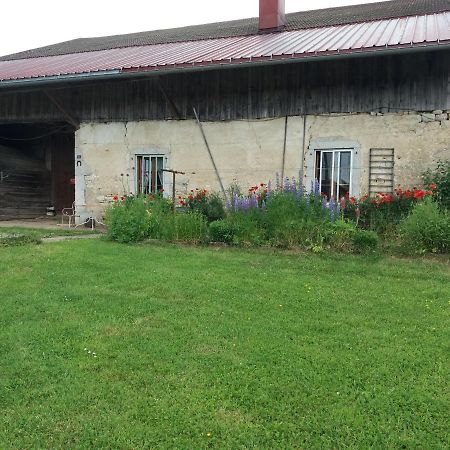 Appartement Meuble Agreable Au Coeur Du Massif Du Jura Malpas Exterior foto