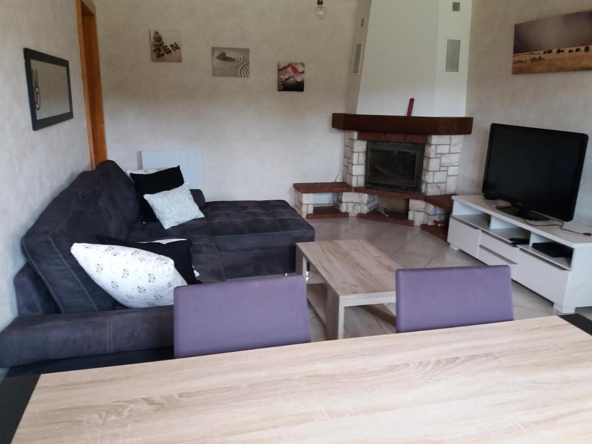 Appartement Meuble Agreable Au Coeur Du Massif Du Jura Malpas Exterior foto